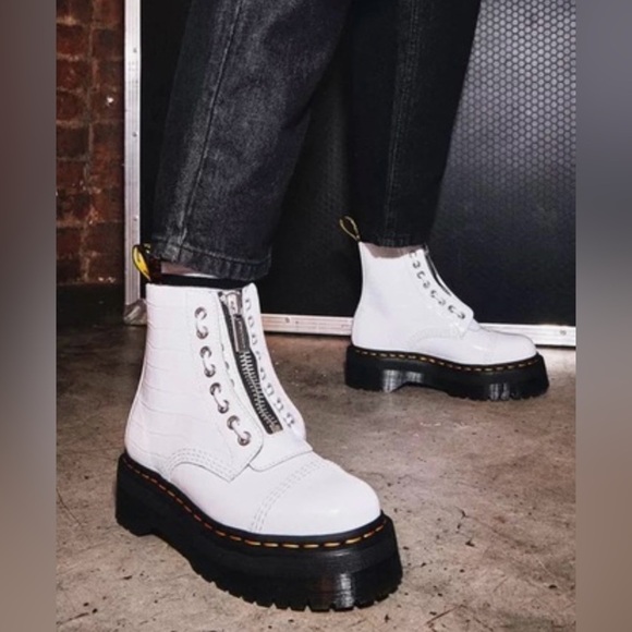 Dr. Martens Sinclair Platform Bootie (Women) Sz 8 NWOB - Picture 1 of 15